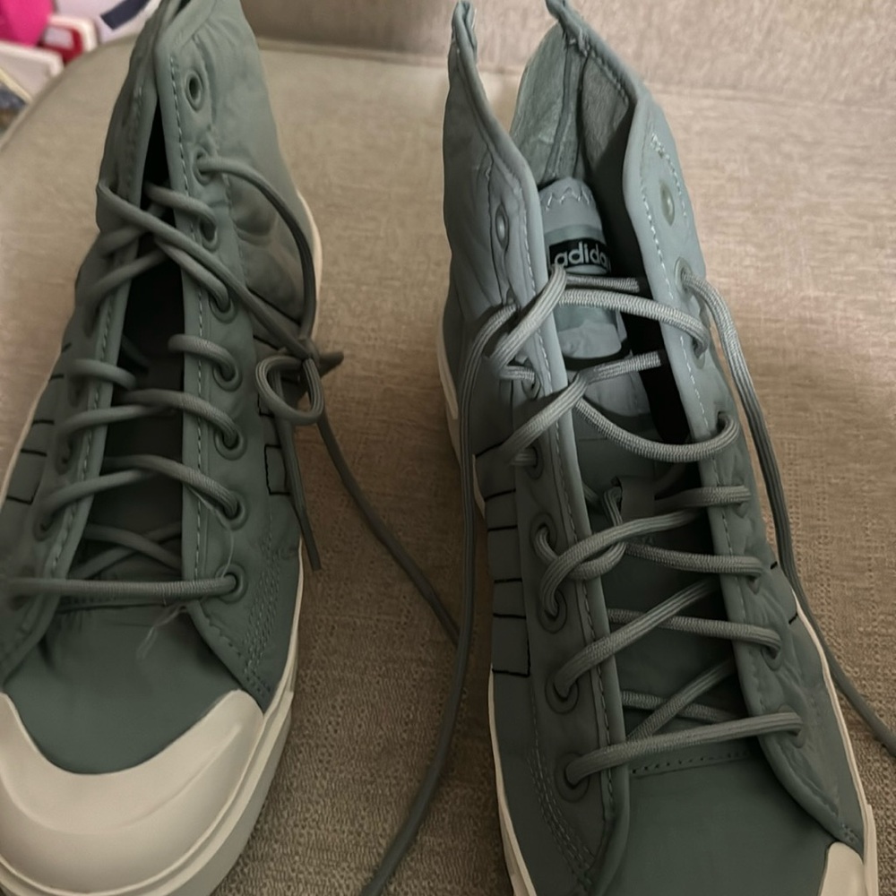 Adidas retro sneaker  with zipper in the back